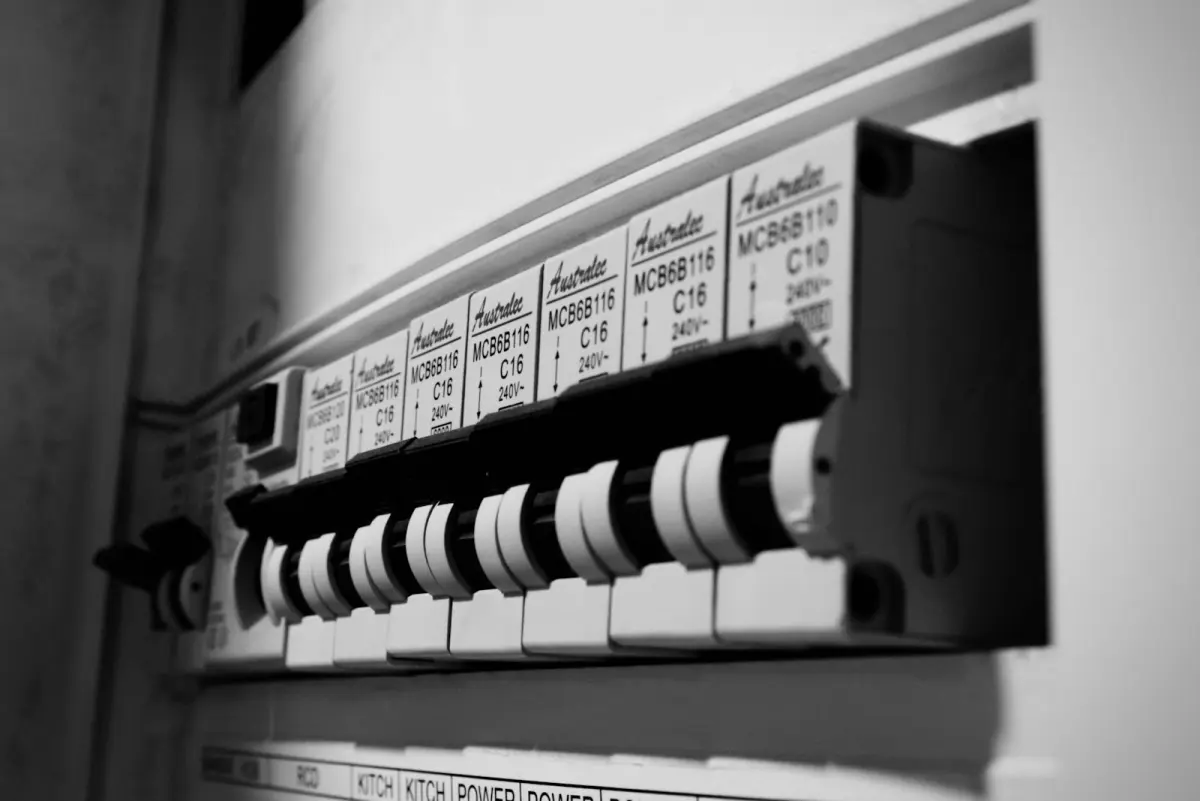 Thuisbatterij meterkast: wat mag en kost het